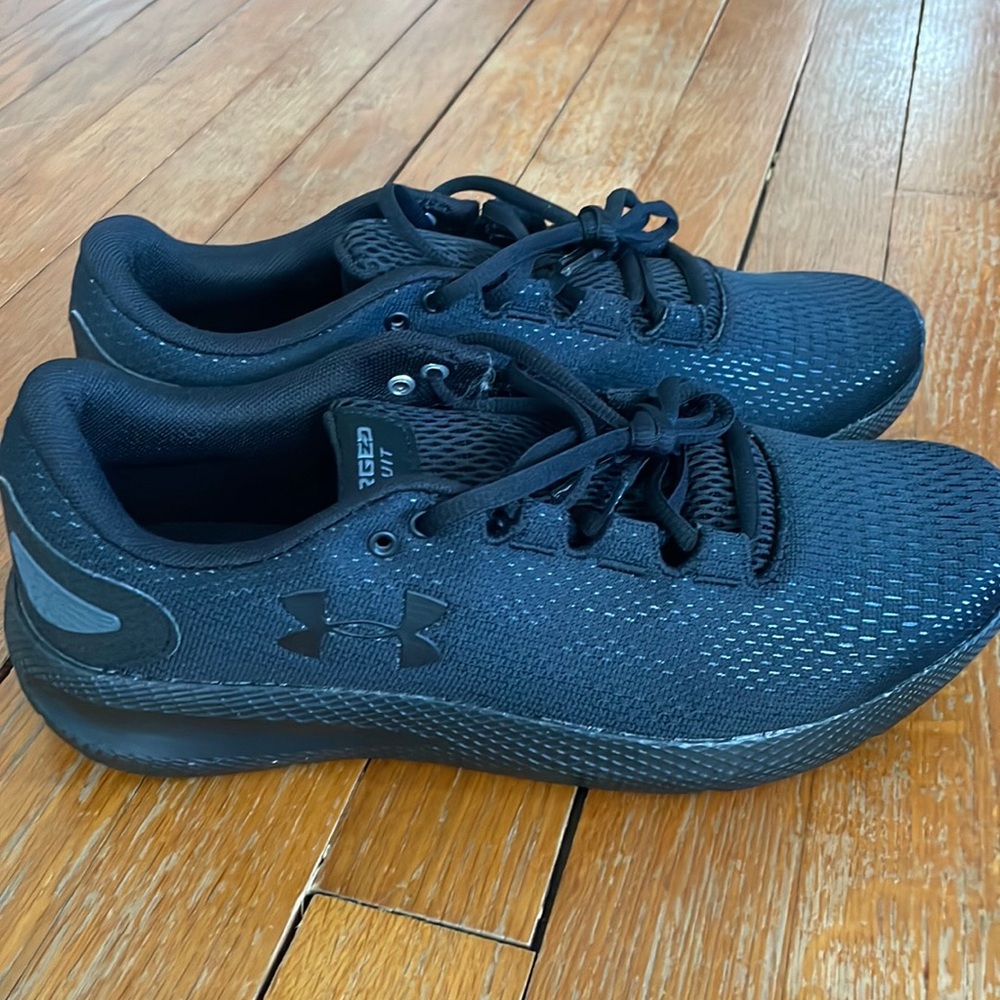 Never worn mens UA shoes